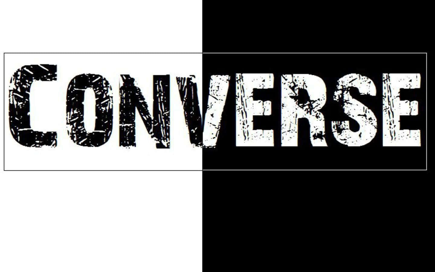 Converse 桌布 壁紙 — 大膽的破損CONVERSE標誌，橫跨黑色和白色背景，形成強烈對比和粗糙質感。