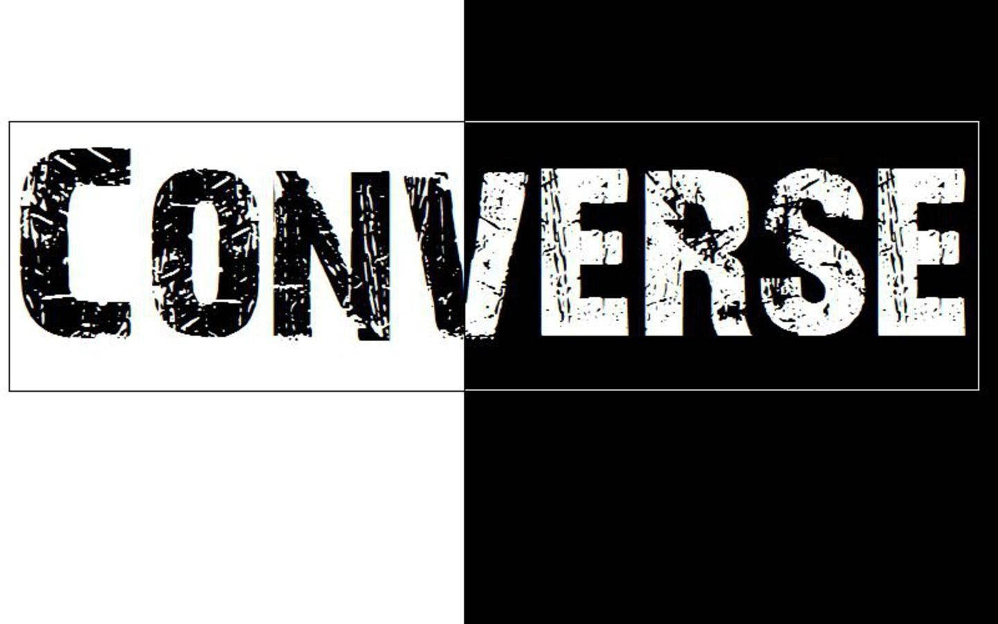 Converse 標誌 桌布 壁紙 — 大膽的破損CONVERSE標誌，分割在黑與白背景上，形成強烈對比和粗糙質感。