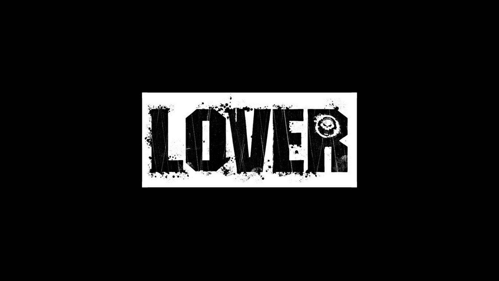 骷髏頭動圖 桌布 壁紙 — 大膽的磨損黑白文字拼出「LOVER」，帶有飛濺效果，居中在簡潔的黑色背景上。
