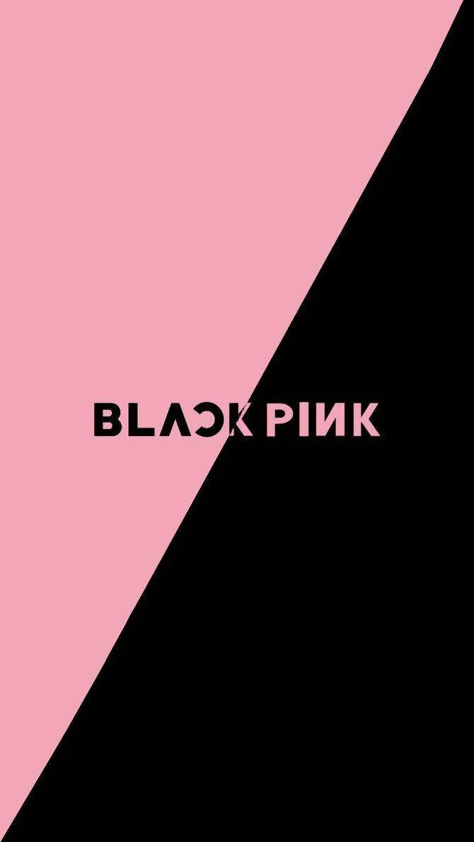 BLACKPINK 桌布 壁紙 — 大膽的粉紅和黑色對角分割背景，帶有對比黑色和粉紅色字體的「BLACK PINK」文字。