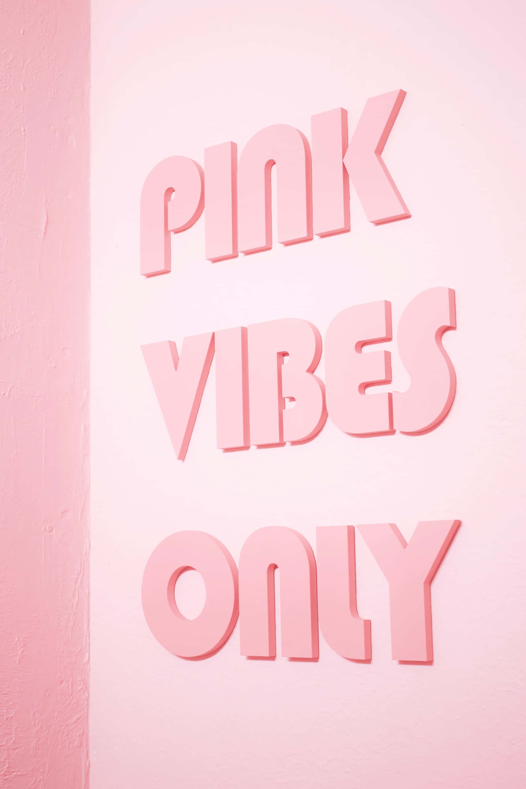 粉紅色系 桌布 壁紙 — 大膽的粉紅色3D字母拼出「pink vibes only」，安裝在柔軟的粉紅色紋理牆上。