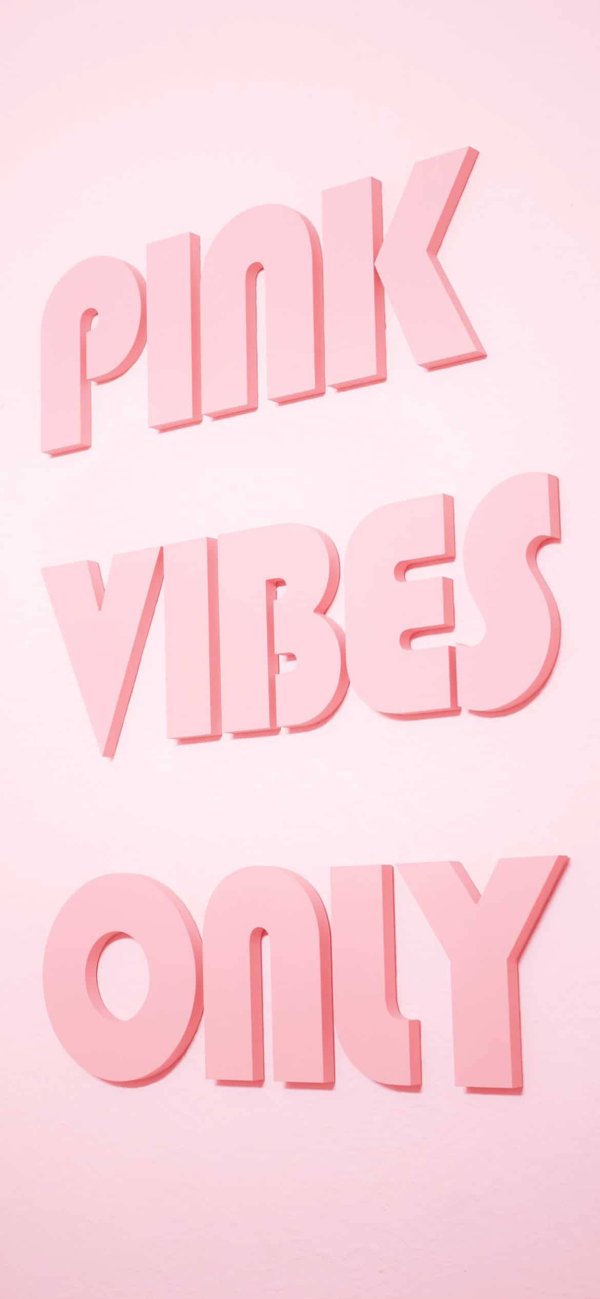 Aesthetic Girly 桌布 壁紙 — 大膽的粉紅色3D字母拼出pink vibes only，漂浮在柔和的粉彩粉紅色背景上。