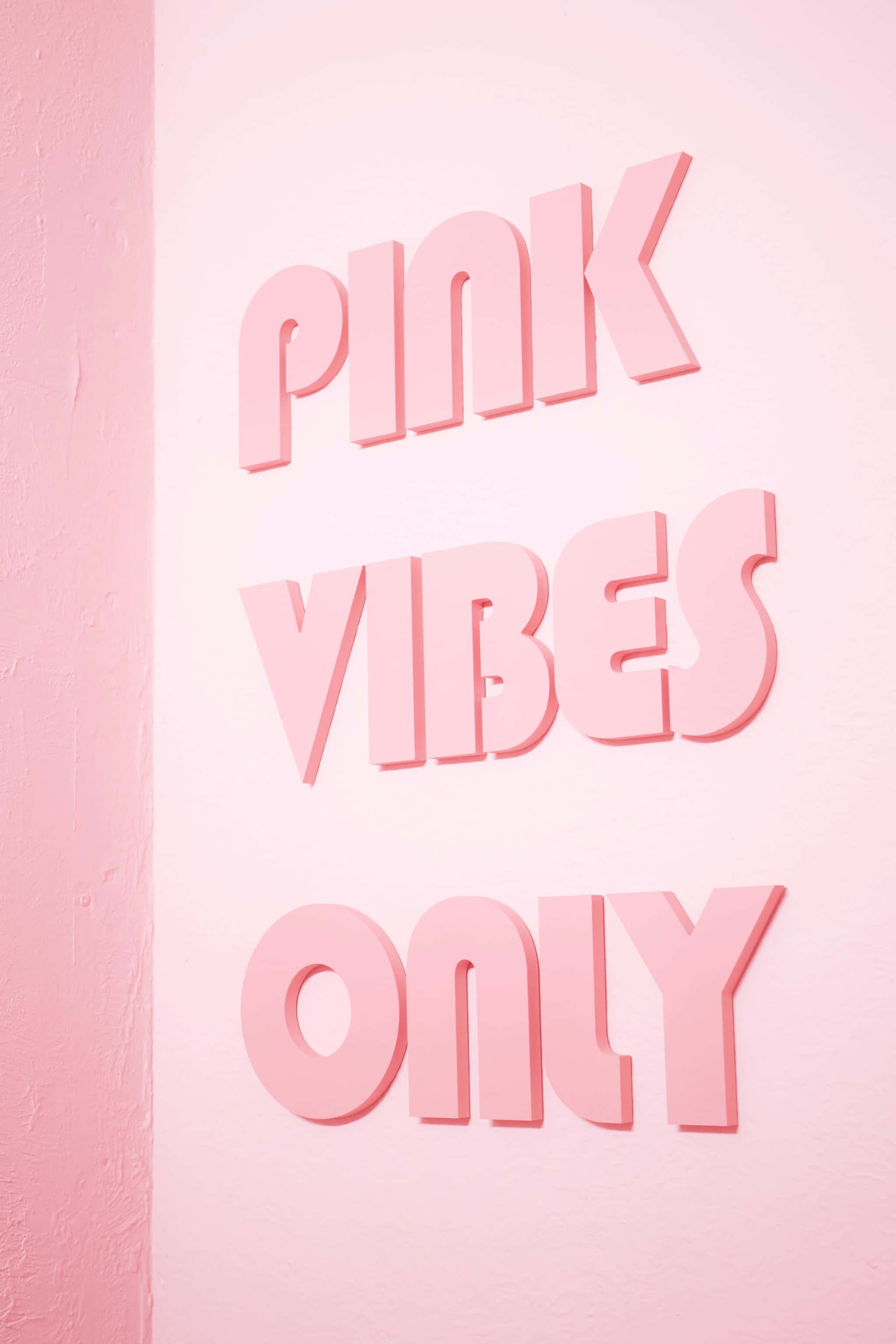 Vibes iPhone 桌布 壁紙 — 大膽的粉紅色3D字母拼出pink vibes only，安裝在帶紋理的粉彩粉紅牆上。