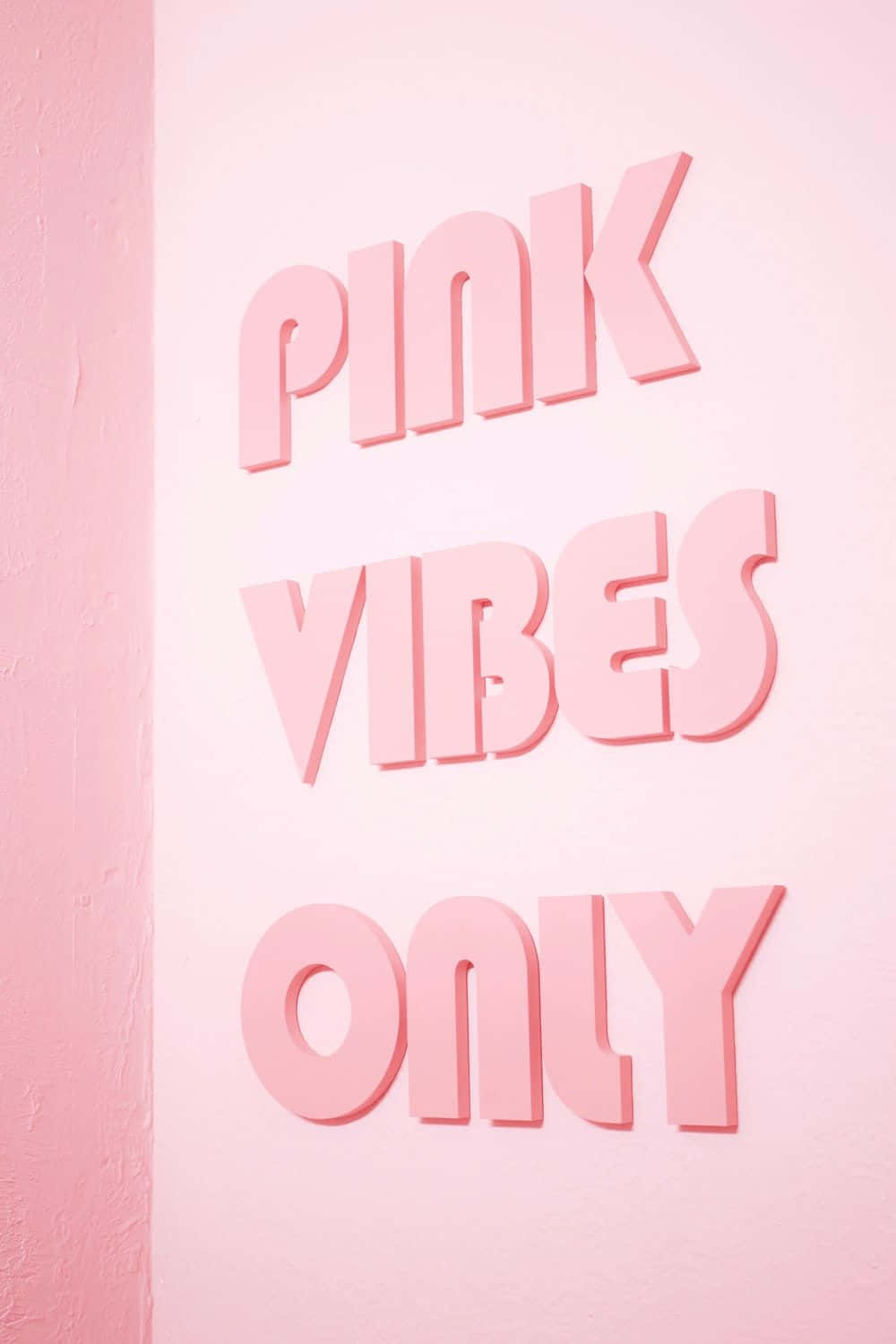 3d Girly 桌布 壁紙 — 大膽的粉紅色3D字母拼出pink vibes only，安裝在柔軟的粉紅色紋理牆上。