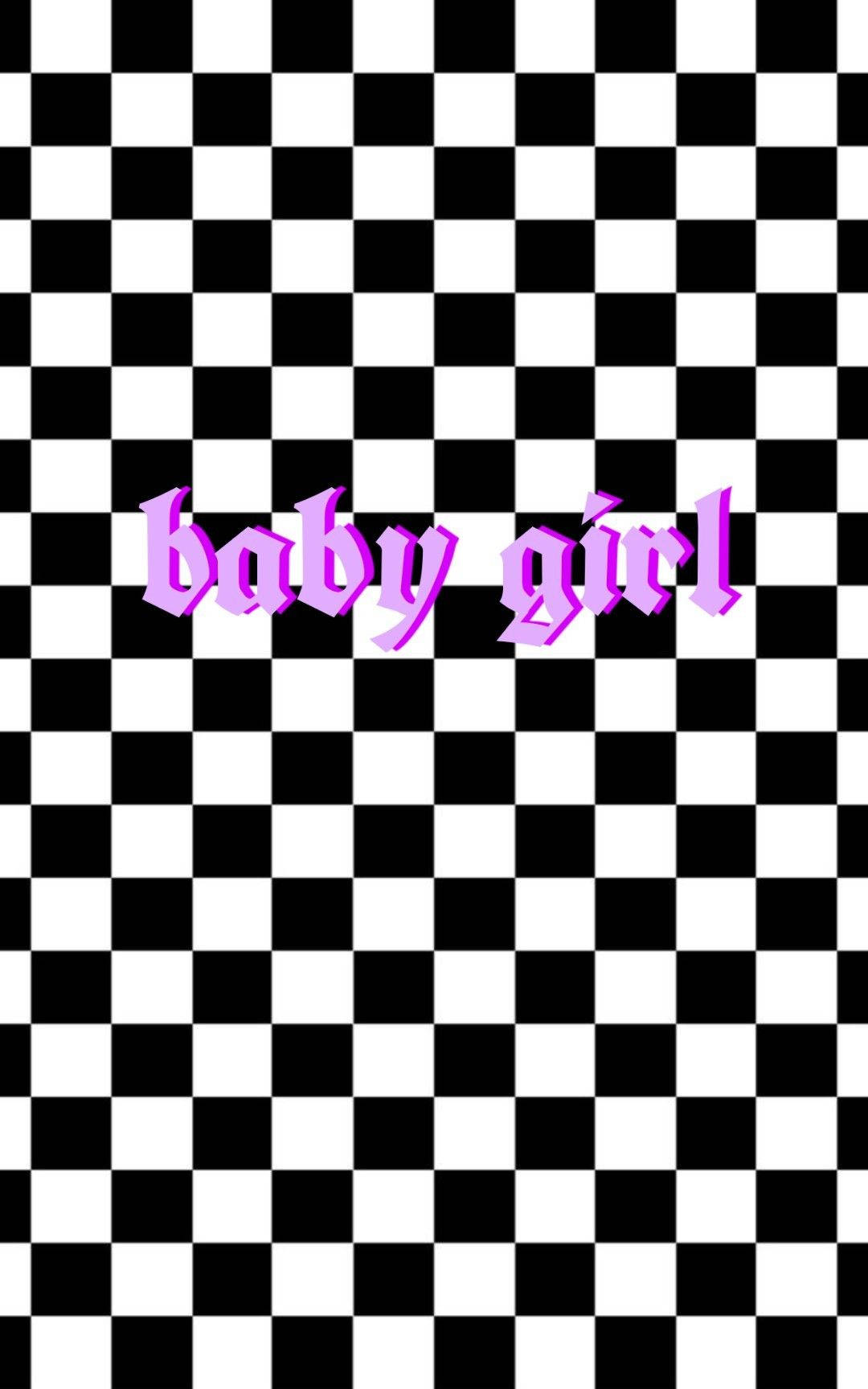 Black And White Squares 桌布 壁紙 — 大膽的粉紅色文字「baby girl」居中顯示在鮮明的黑白棋盤格圖案上。