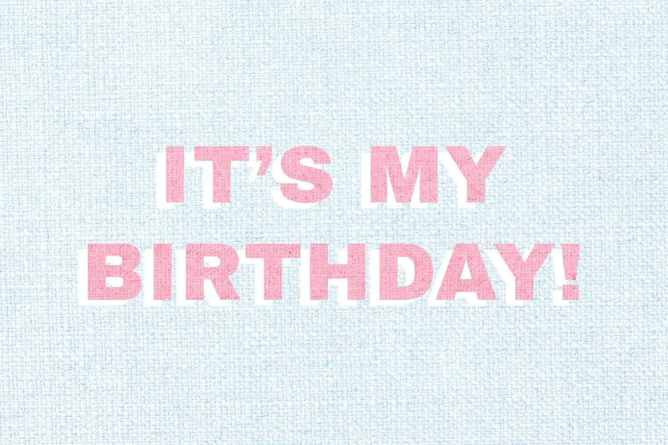 Birthday 桌布 壁紙 — 大膽的粉紅色文字在紋理淺藍色布料背景上宣告這是我的生日。