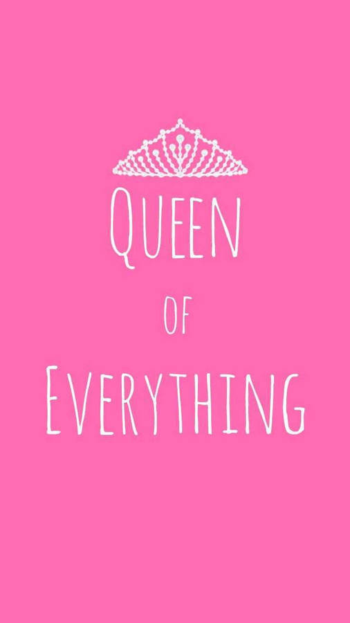 粉紅色背景，白色文字寫著 Queen of Everything，上方有皇冠。 — 粉紅學院風 壁紙