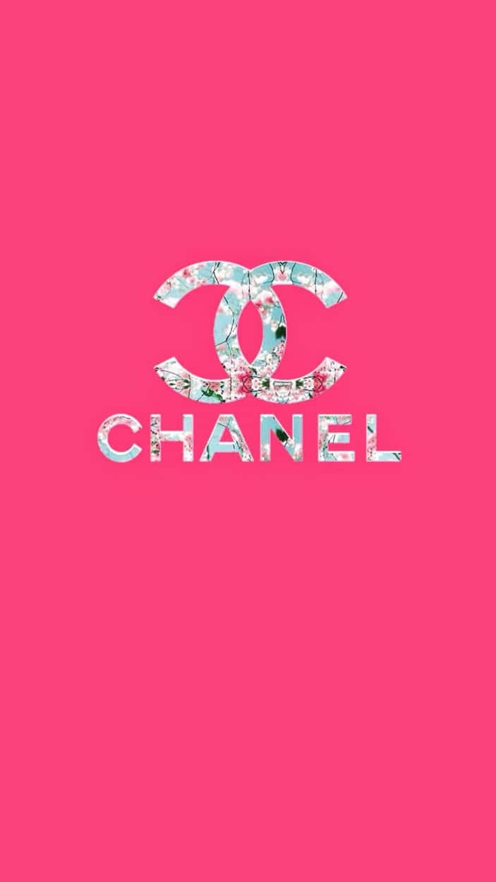 桌布 壁紙 — 大膽的粉紅色背景上，有一個花卉圖案的 Chanel 標誌，品牌名稱在下方。