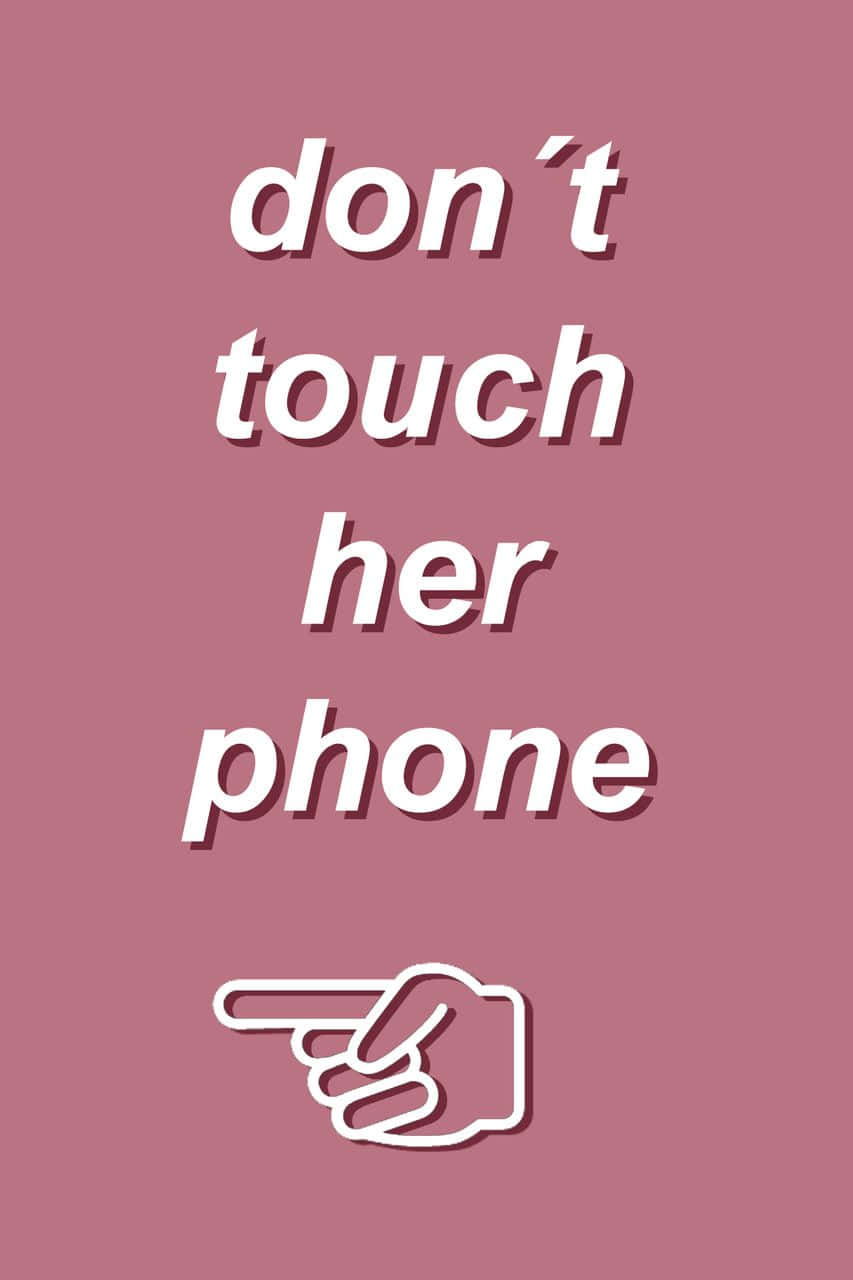 美學 桌布 壁紙 — 大膽的粉紅色背景顯示「don't touch her phone」的白色文字，下方有一個指向的手勢圖標。