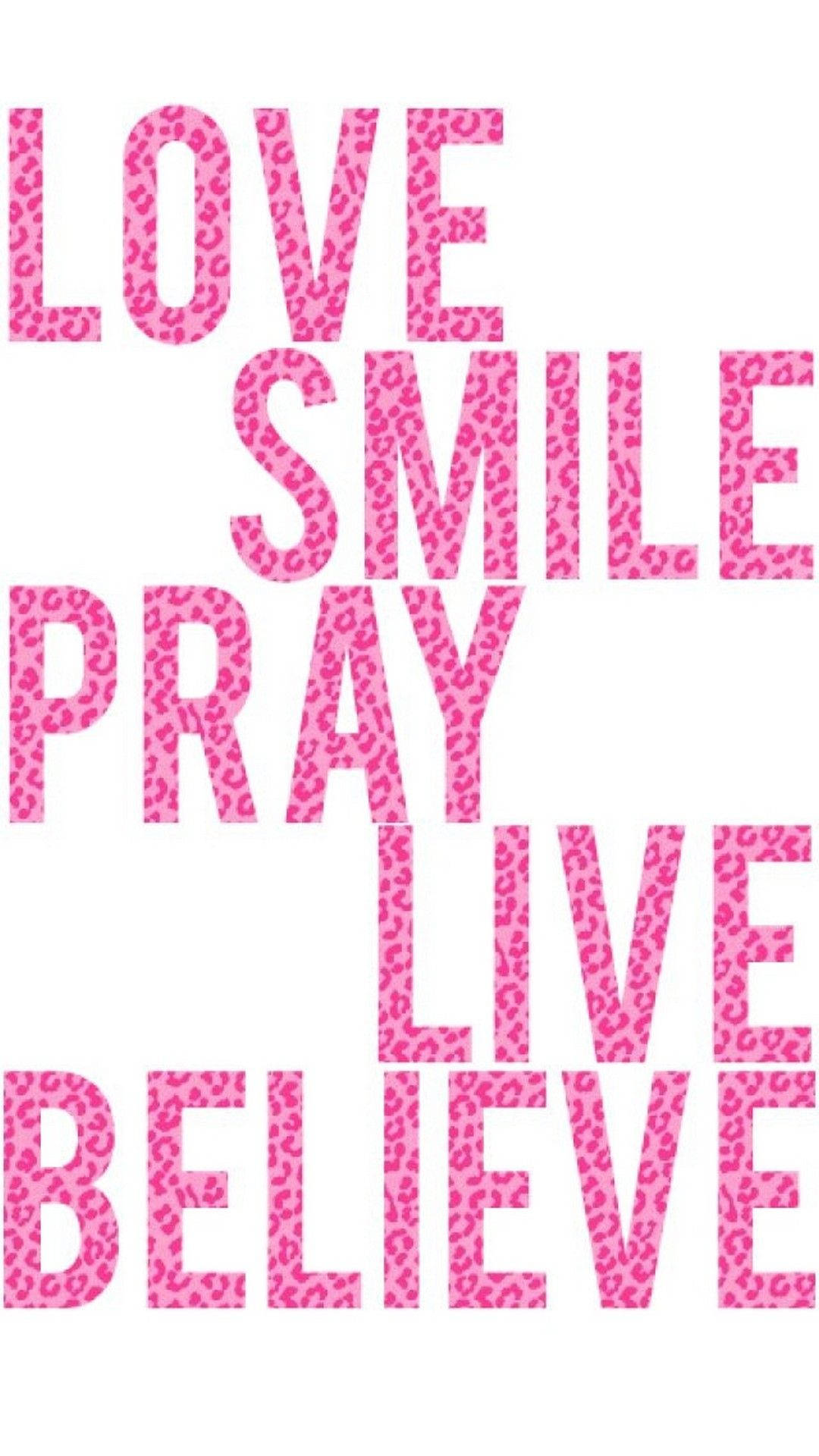 可愛女生 桌布 壁紙 — 大膽的粉紅色豹紋文字在純白背景上拼出 LOVE SMILE PRAY LIVE BELIEVE。