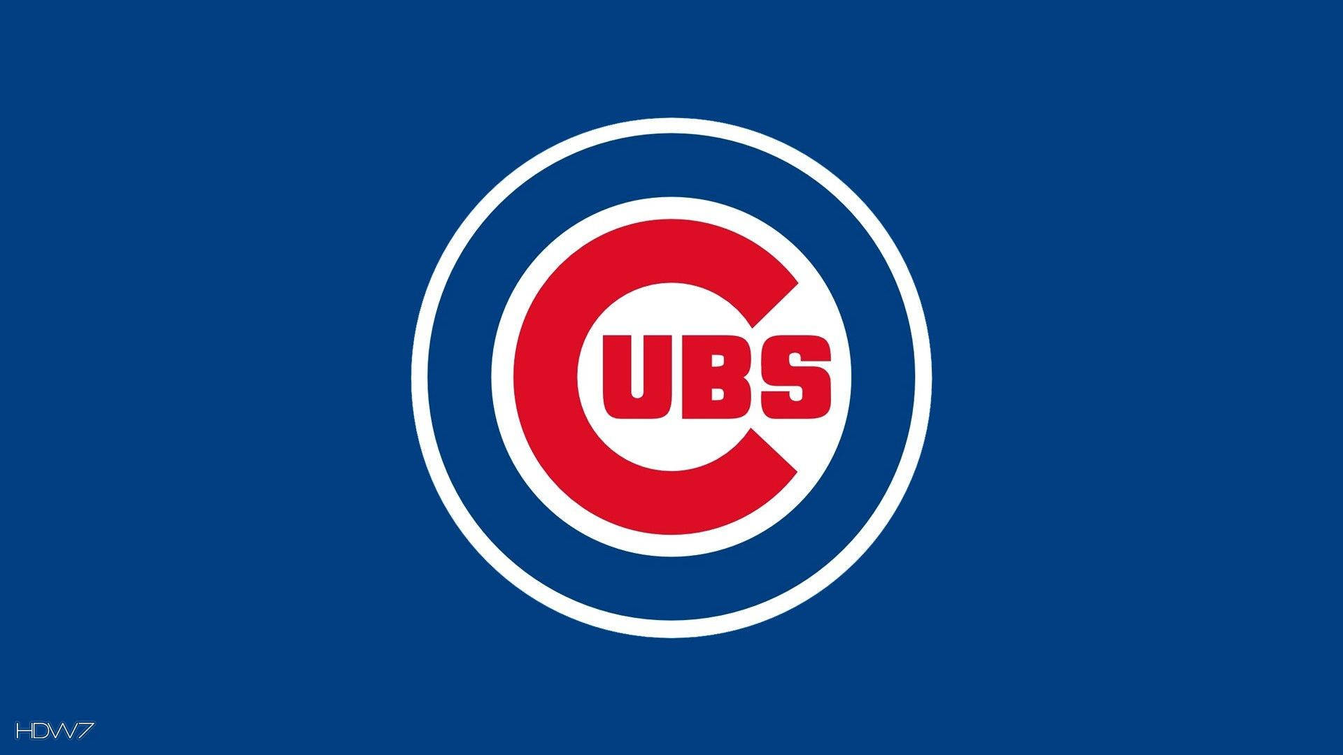 Cubs 桌布 壁紙 — 大膽的紅、白、藍芝加哥小熊隊標誌居中在純海軍藍背景上。