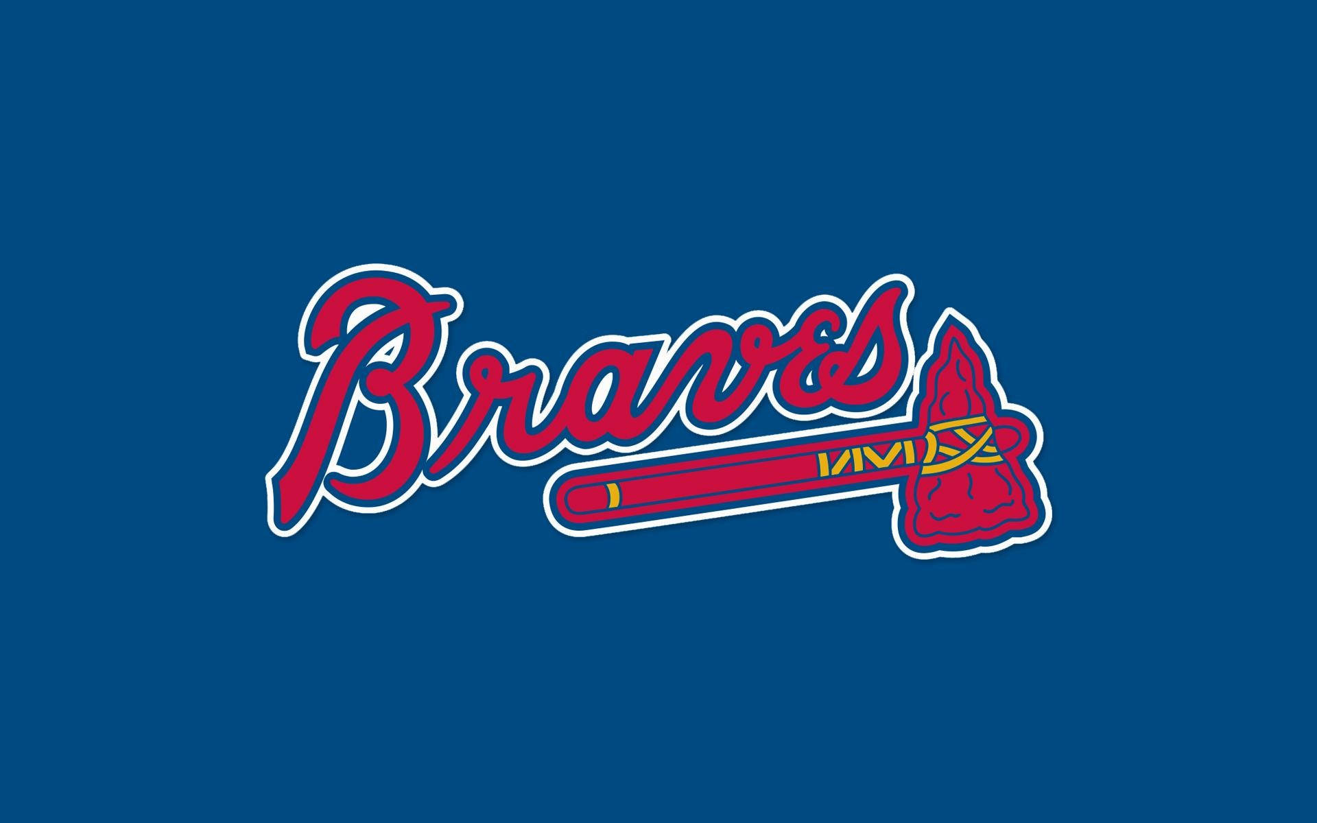 Braves 桌布 壁紙 — 大膽的紅色 Braves 標誌，帶有戰斧圖案，居中在純藍色背景上。