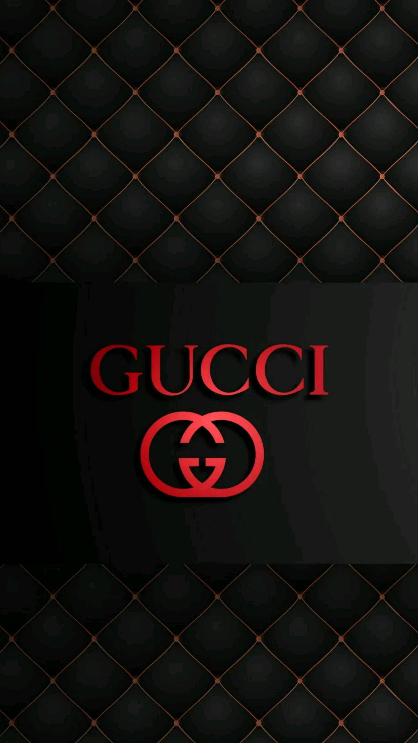 Gucci iPhone 桌布 壁紙 — 大膽的紅色 Gucci 標誌居中於黑色絎縫皮革上，帶有金色縫線。