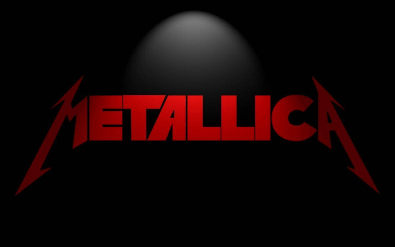 金屬製品樂團 桌布 壁紙 — 大膽的紅色 Metallica 標誌，帶有銳利的角形字體，黑色背景上方有一個發光的灰色球體。