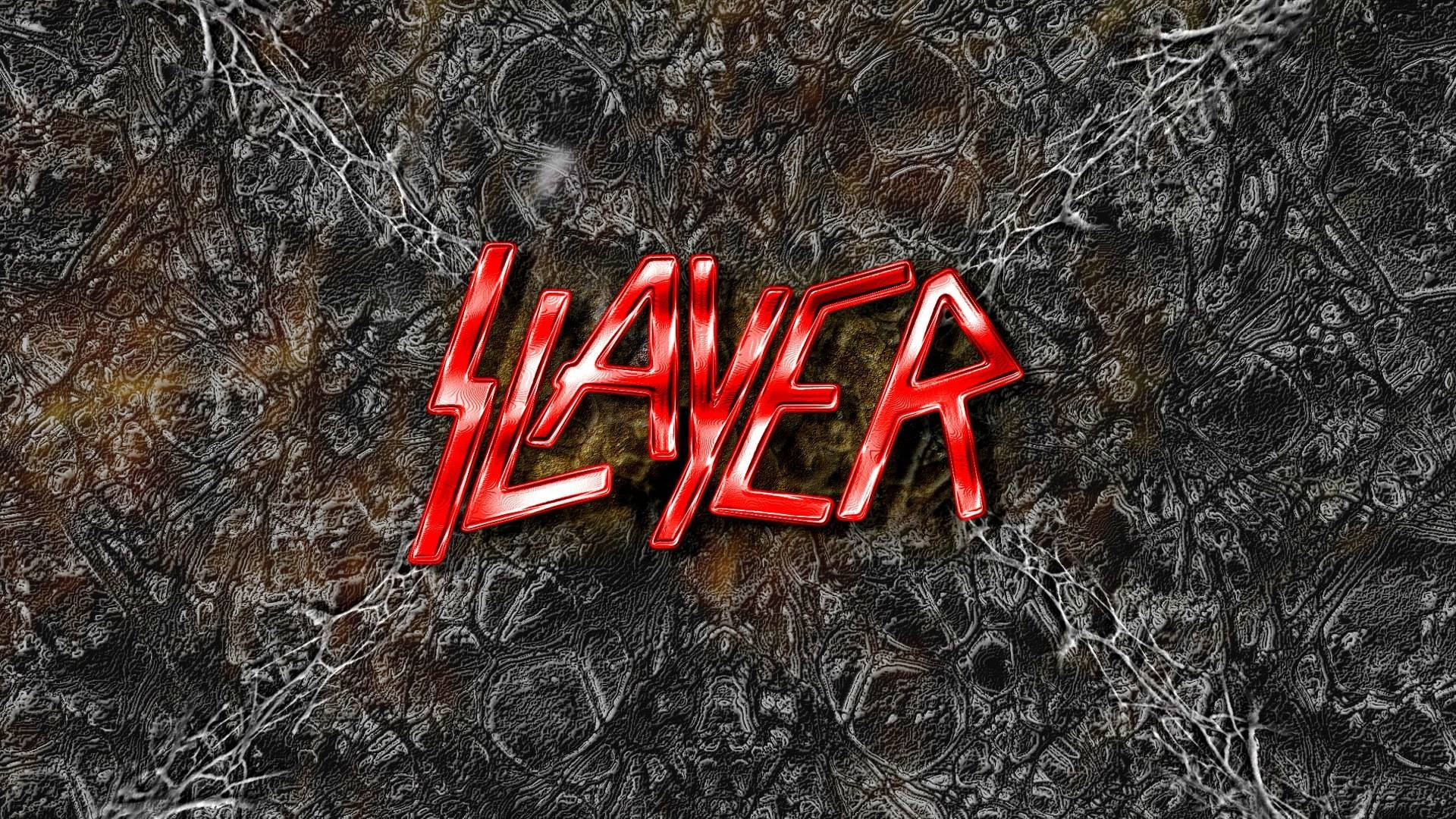 殺手 桌布 壁紙 — 大膽的紅色 Slayer 標誌在帶有複雜脈狀圖案的深色裂紋金屬背景上發光。