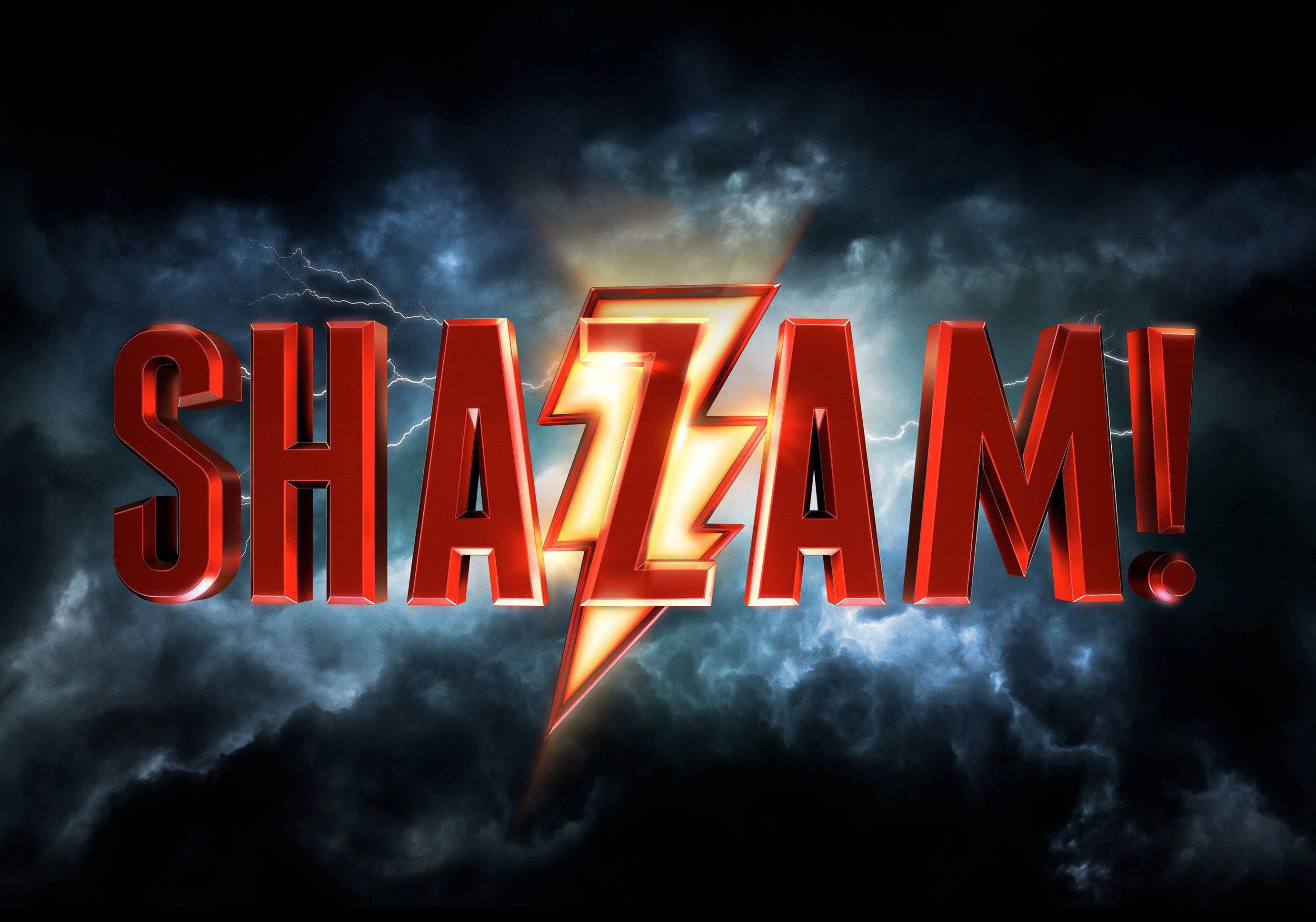 超級英雄 桌布 壁紙 — 大膽的紅色3D 'SHAZAM!' 標誌，帶有閃電光芒，映襯著黑暗的暴風雲。