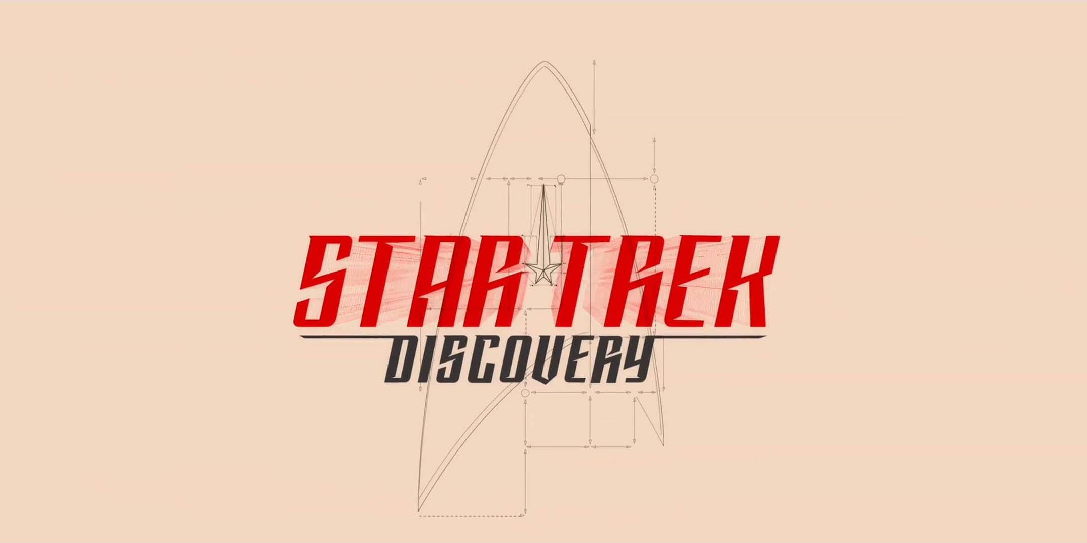 Discovery 桌布 壁紙 — 大膽的紅色Star Trek Discovery標誌，米色背景上帶有藍圖風格的飛船輪廓。