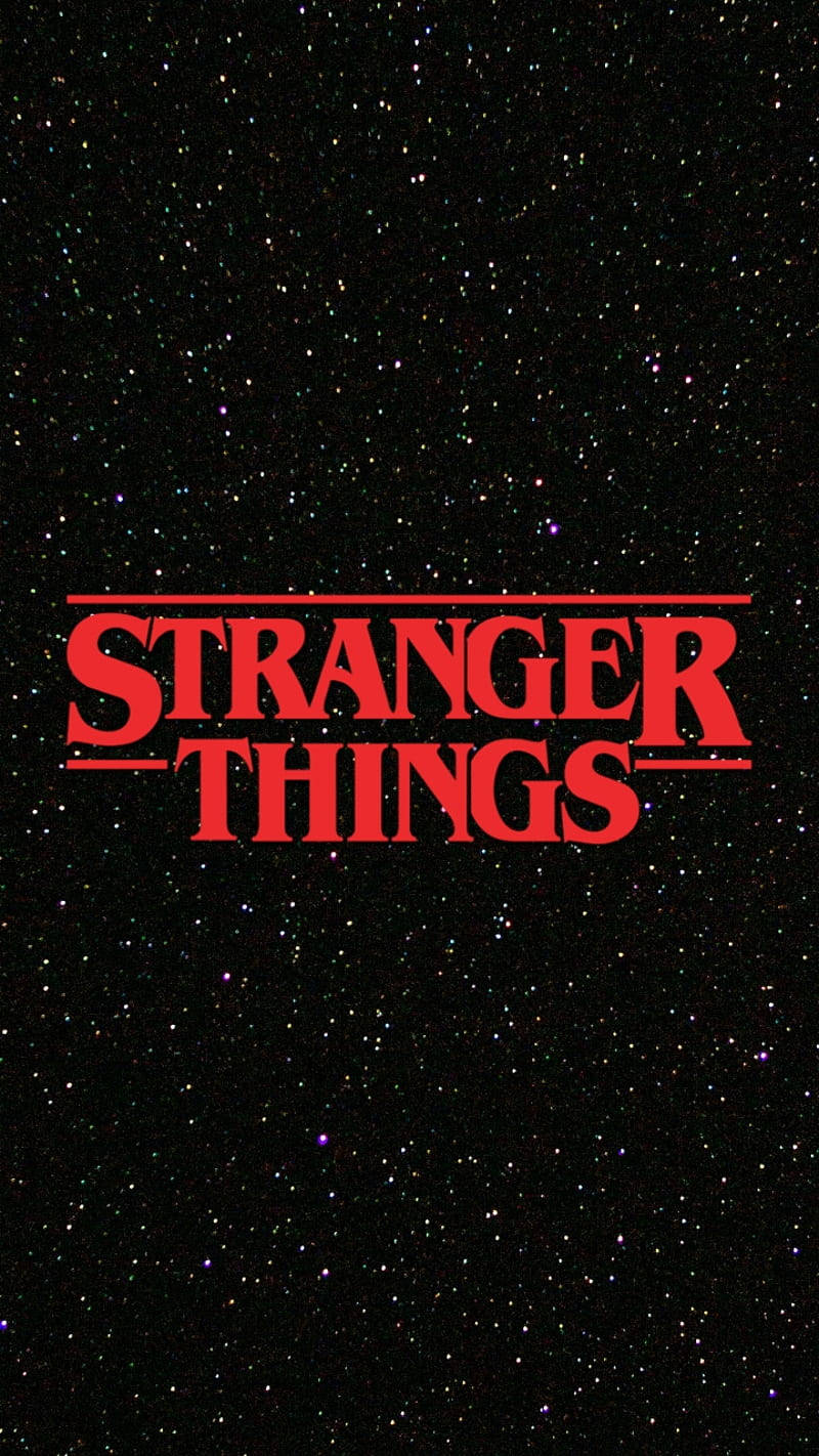 紅色Stranger Things標誌在星空夜空背景上。