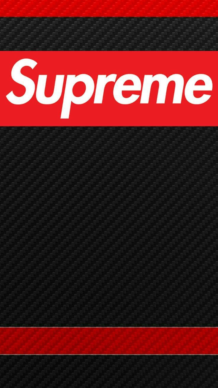 supreme 桌布 壁紙 — 大膽的紅色Supreme標誌居中於黑色碳纖維紋理上，頂部和底部有匹配的紅色條紋。