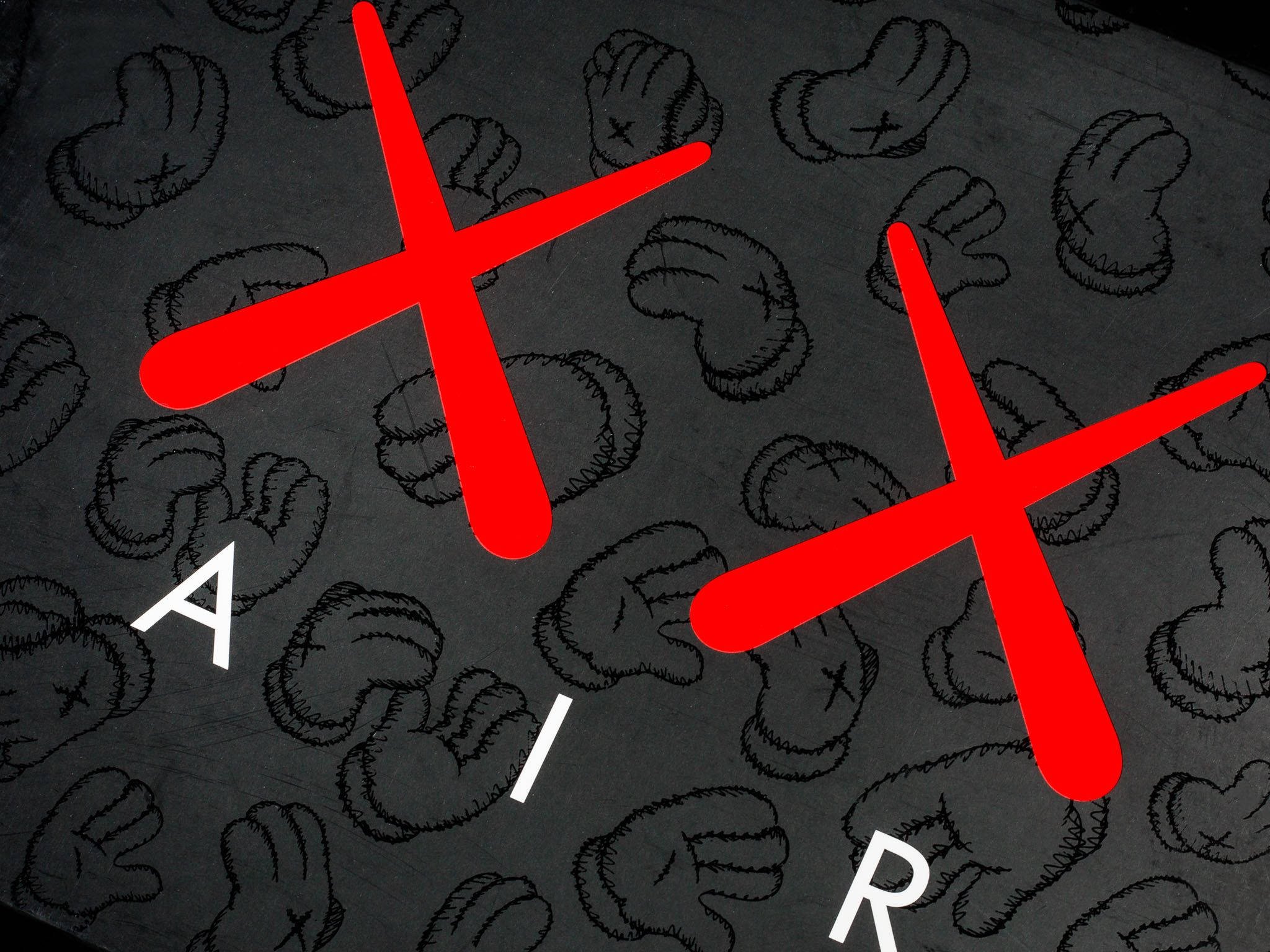 kaws 4K 桌布 壁紙 — 大膽的紅色十字架和白色字母在深灰色背景上拼出「AIR」，背景上有重複的縫製手套草圖。