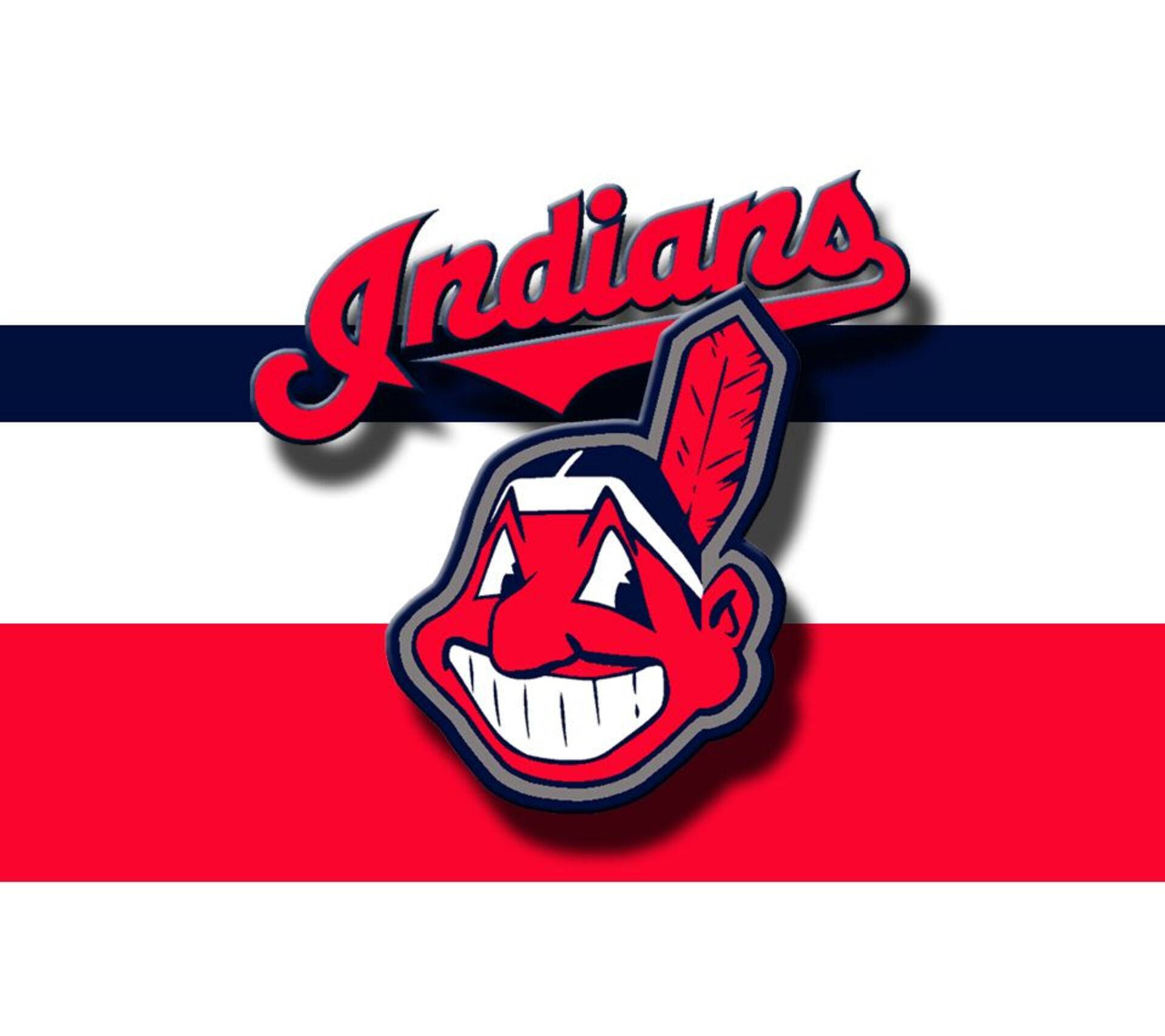 Cleveland Indians 桌布 壁紙 — 大膽的紅色和深藍色條紋背景，上面有標誌性的微笑酋長瓦胡標誌，並在頂部寫有「Indians」字樣。