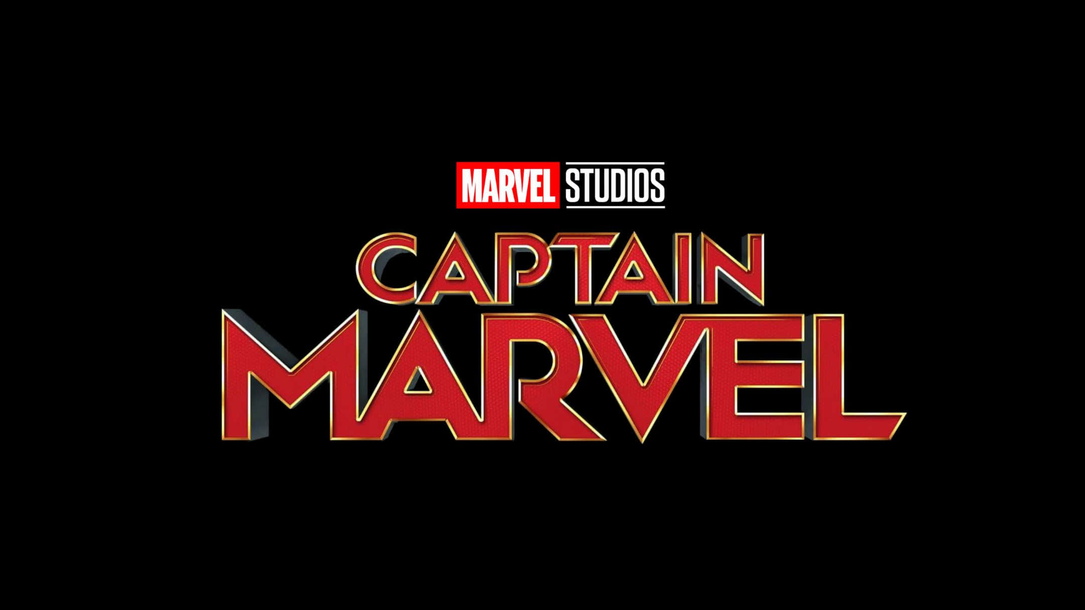 Best Marvel 桌布 壁紙 — 大膽的紅色和金色 Captain Marvel 標題標誌，帶有 Marvel Studios 標誌，背景為黑色。