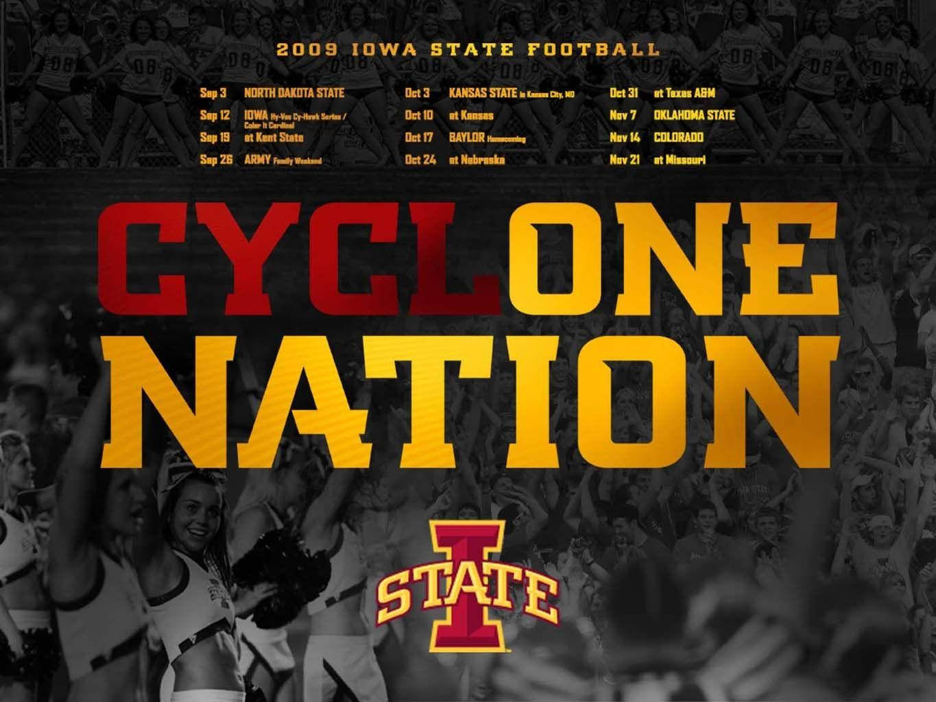 足球 桌布 壁紙 — 大膽的紅色和金色「CYCLONE NATION」文字主導了2009年愛荷華州立大學美式足球賽程的黑白人群場景。
