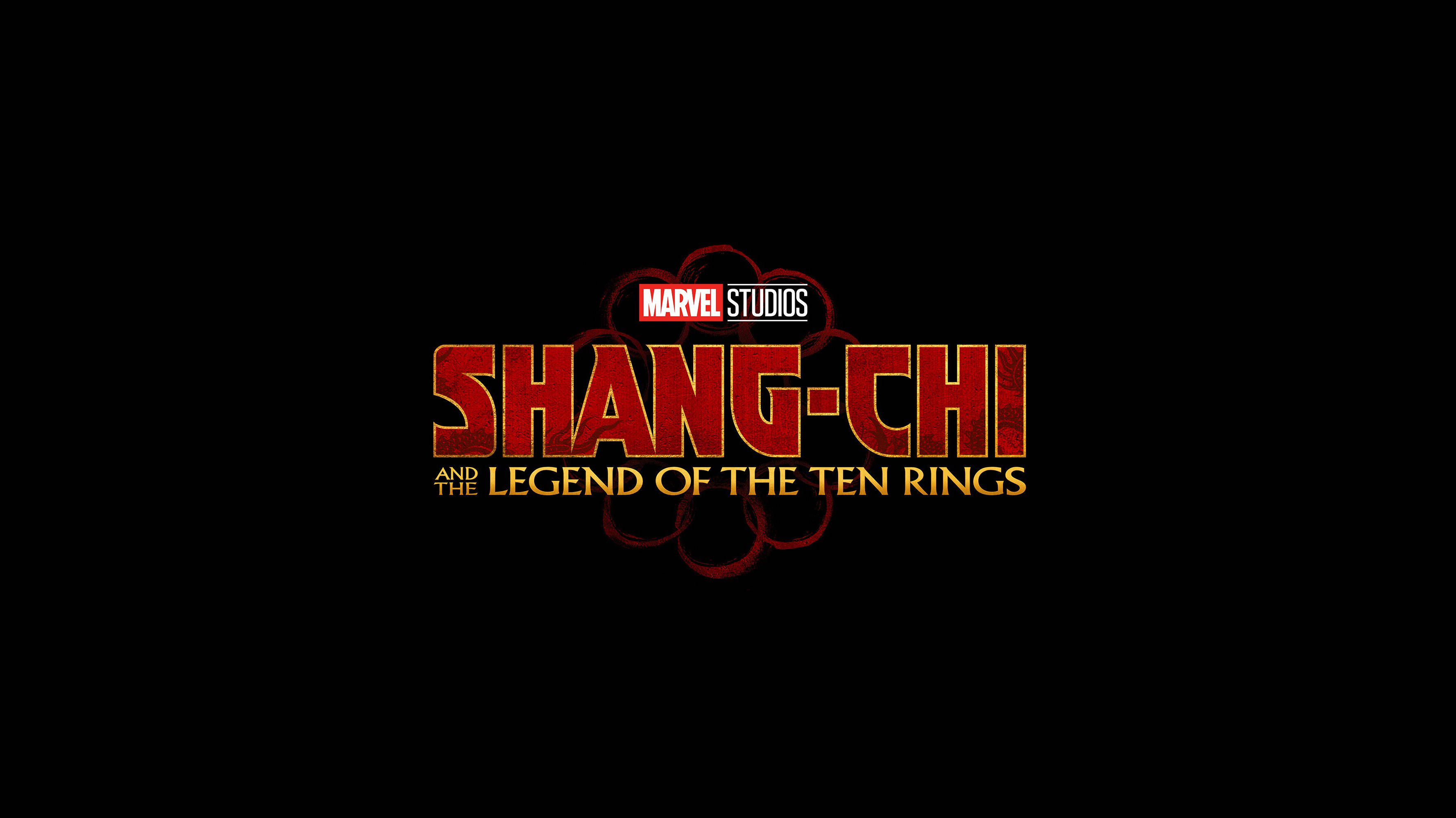 漫威 桌布 壁紙 — 大膽的紅色和金色Marvel Studios標誌，用於《尚氣與十環傳奇》，背景為黑色。