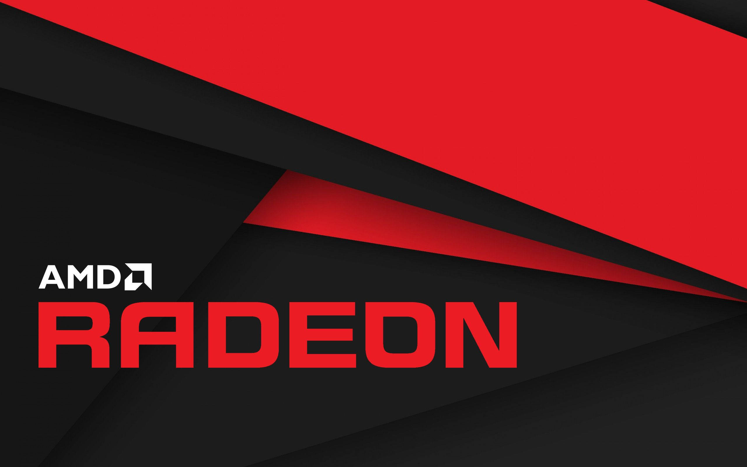 AMD 桌布 壁紙 — 大膽的紅色和黑色幾何形狀以銳利的數位字體框住 AMD Radeon 標誌。