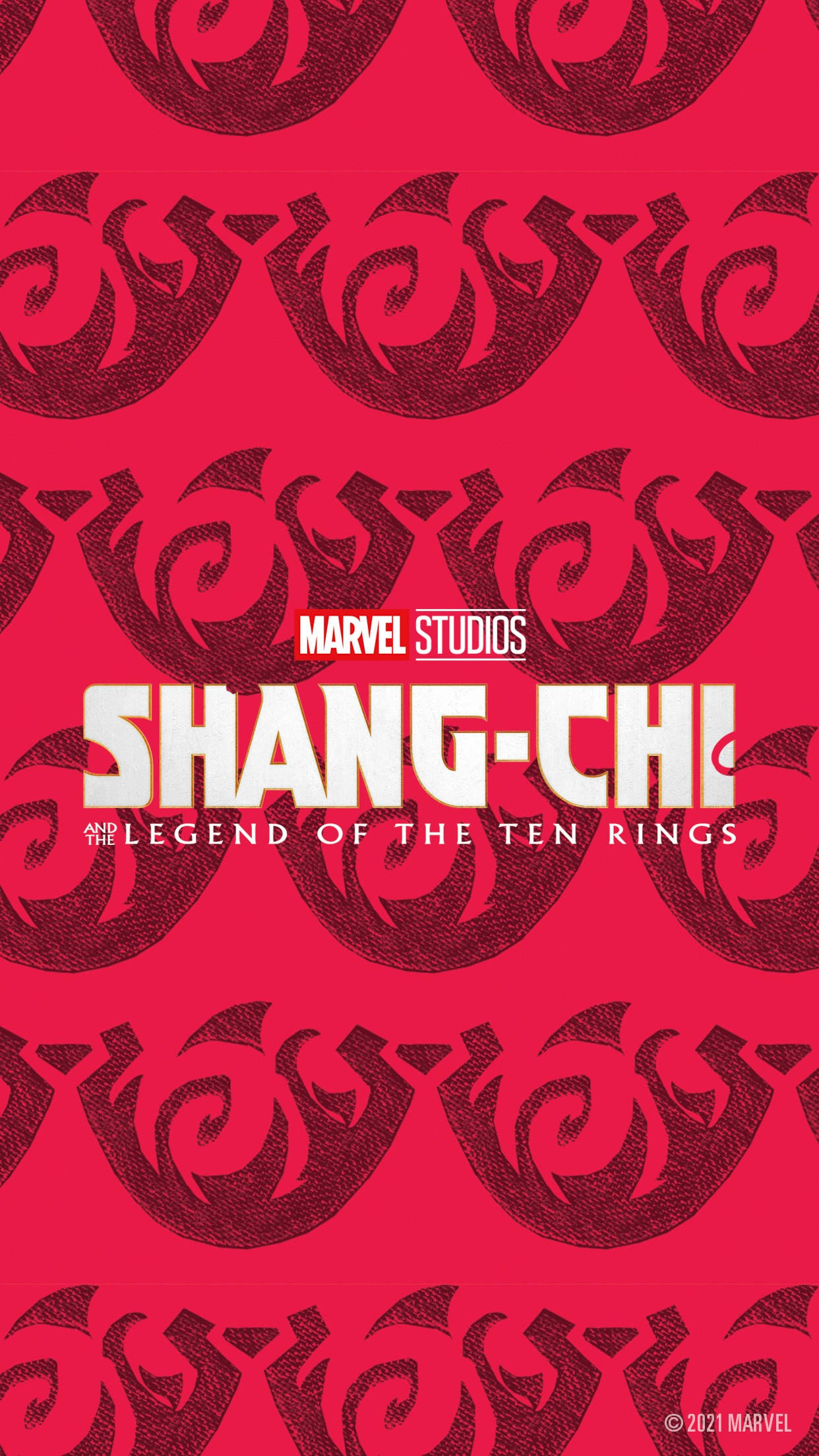 Shang 桌布 壁紙 — 大膽的紅色壁紙，帶有重複的深紅色部落環形圖案和白色Marvel Studios尚氣標題文字。