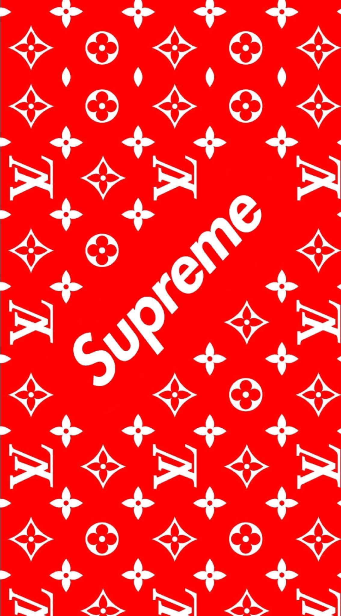 潮流玩家 桌布 壁紙 — 大膽的紅色壁紙，帶有重複的白色 Louis Vuitton 字母組合和對角 Supreme 標誌。