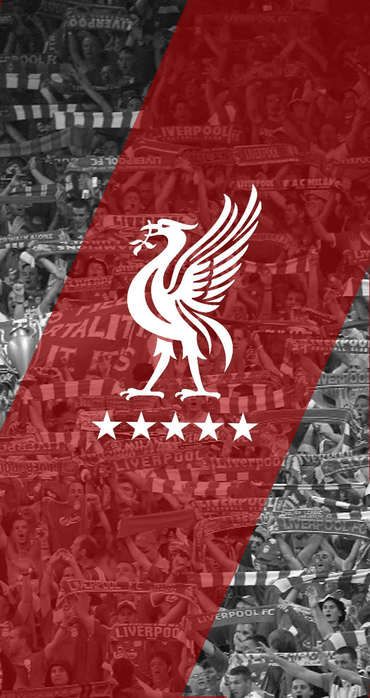 Liverpool iPhone 桌布 壁紙 — 大膽的紅色對角分割展示了利物浦足球俱樂部標誌性的白色利物鳥徽章在五顆星之上，背景是黑白相間、揮舞圍巾的熱情球迷人群。