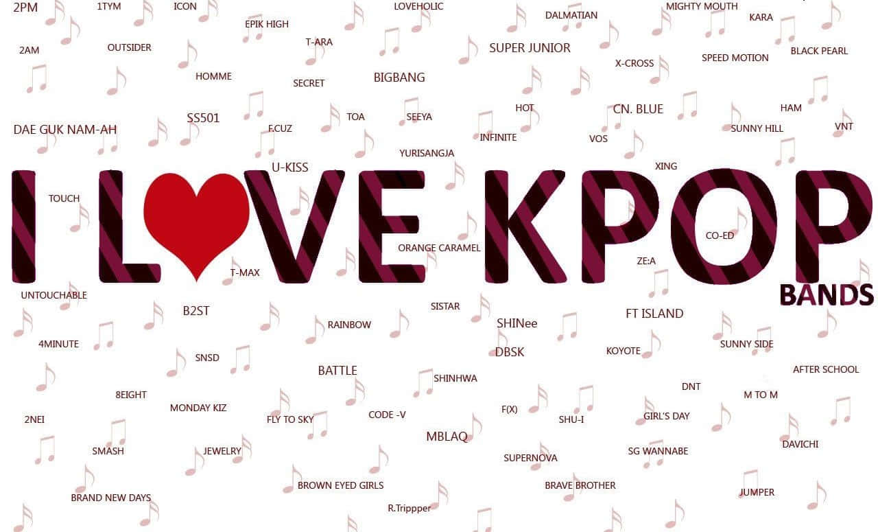 K-pop 桌布 壁紙 — 大膽的紅色心形和黑色文字在白色背景上宣告「I LOVE KPOP」，周圍散落著K-pop樂團名稱和音符。