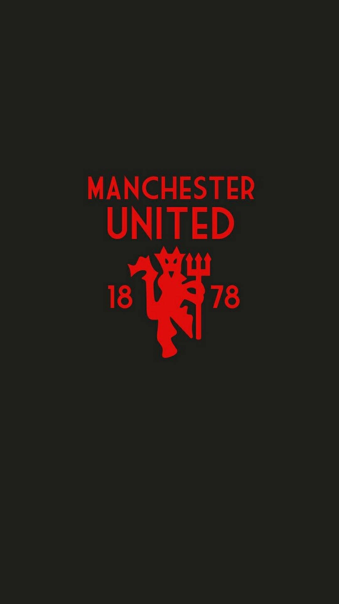 Manchester United Logo 桌布 壁紙 — 大膽的紅色曼聯徽章，帶有魔鬼標誌和1878文字，居中在純黑色背景上。