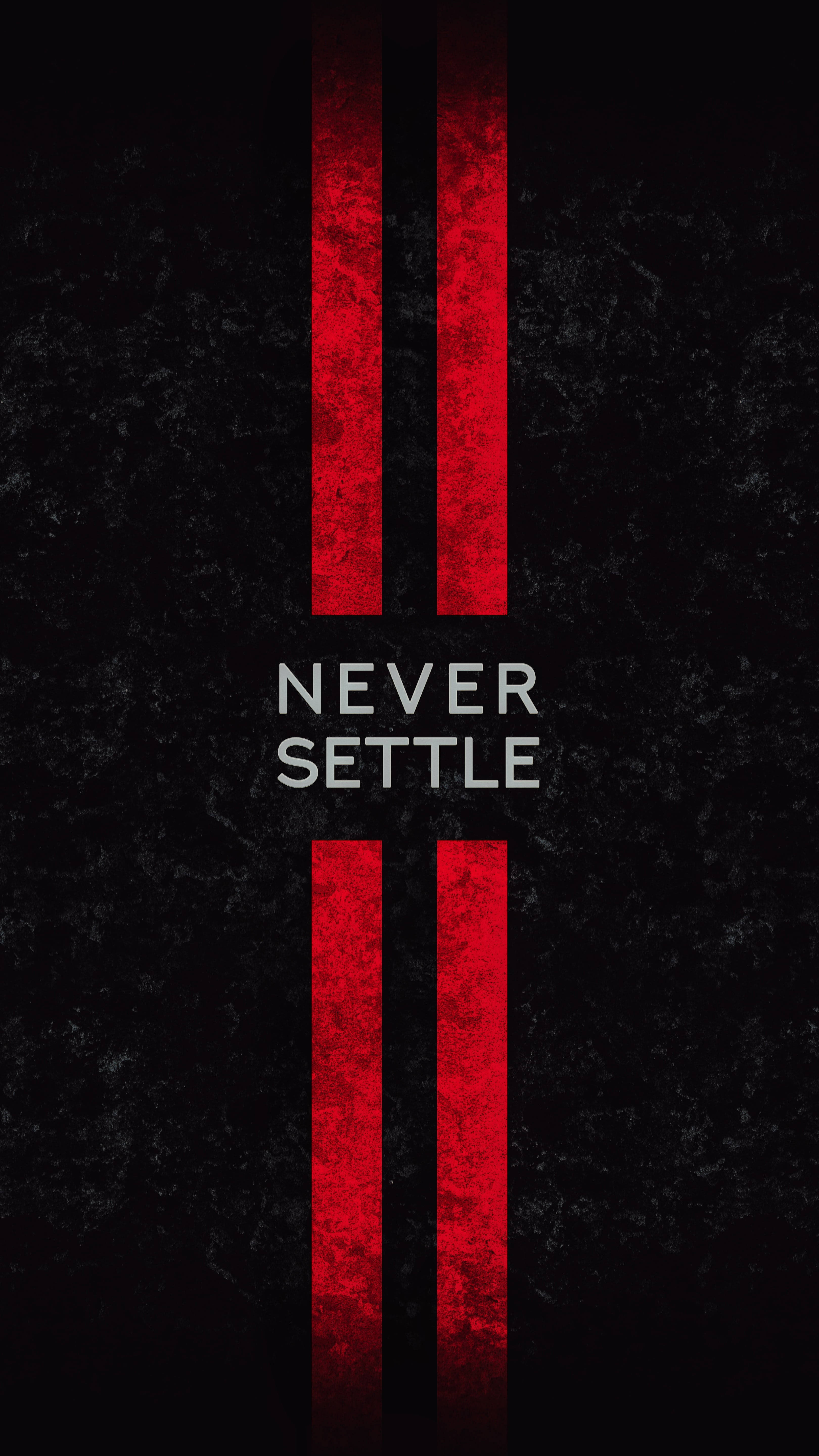 Grunge 桌布 壁紙 — 大膽的紅色條紋框住了紋理黑色背景上的 never settle 字句。