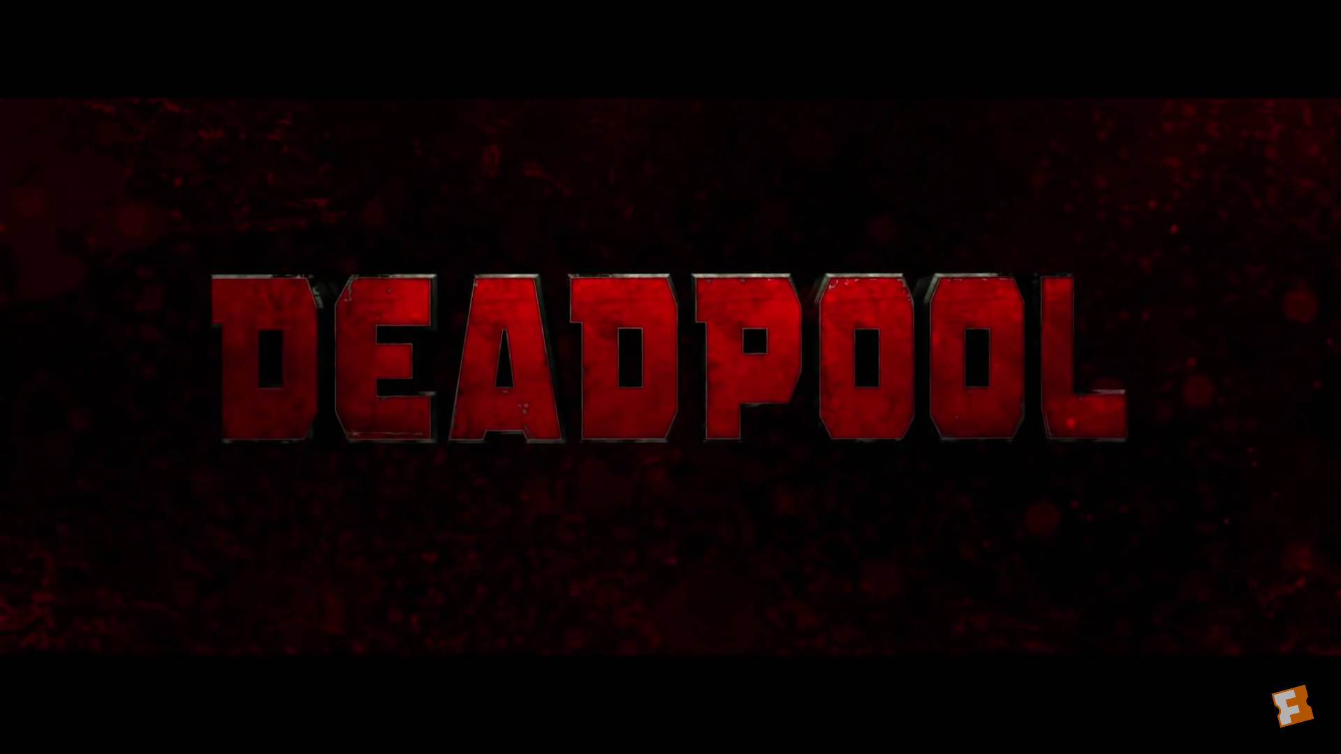 4K deadpool 桌布 壁紙 — 大膽的紅色死侍標誌，帶有粗糙質感，在黑暗的血跡斑斑背景上脫穎而出。