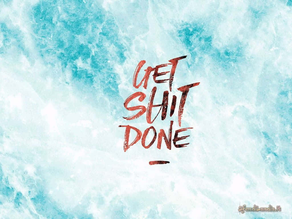 青色GIF 桌布 壁紙 — 大膽的紅色筆觸文字「GET SHIT DONE」在帶有紋理的青綠色和白色水彩背景上脫穎而出。