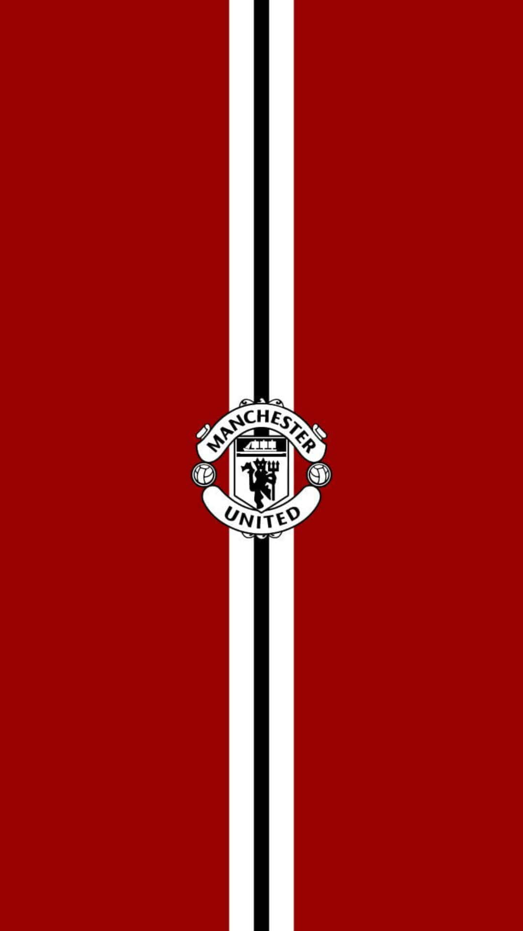 Manchester United iPhone 桌布 壁紙 — 大膽的紅色背景，中央有曼聯會徽，配以白色和黑色垂直條紋。
