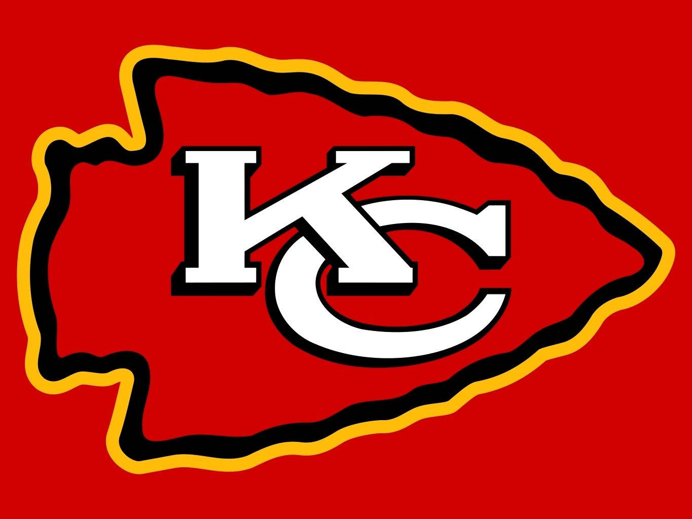 Kc Chiefs 桌布 壁紙 — 大膽的紅色背景上，一個白色KC標誌位於黑色和金色勾勒的鋸齒箭頭內。