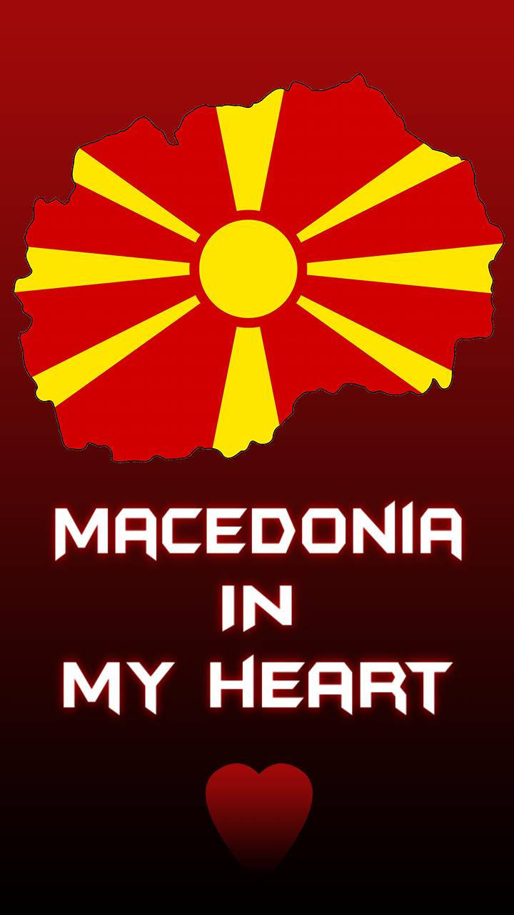 Macedonia 桌布 壁紙 — 大膽的紅色背景上，北馬其頓輪廓內有一個黃色太陽標誌，下方有白色文字和一個心形。
