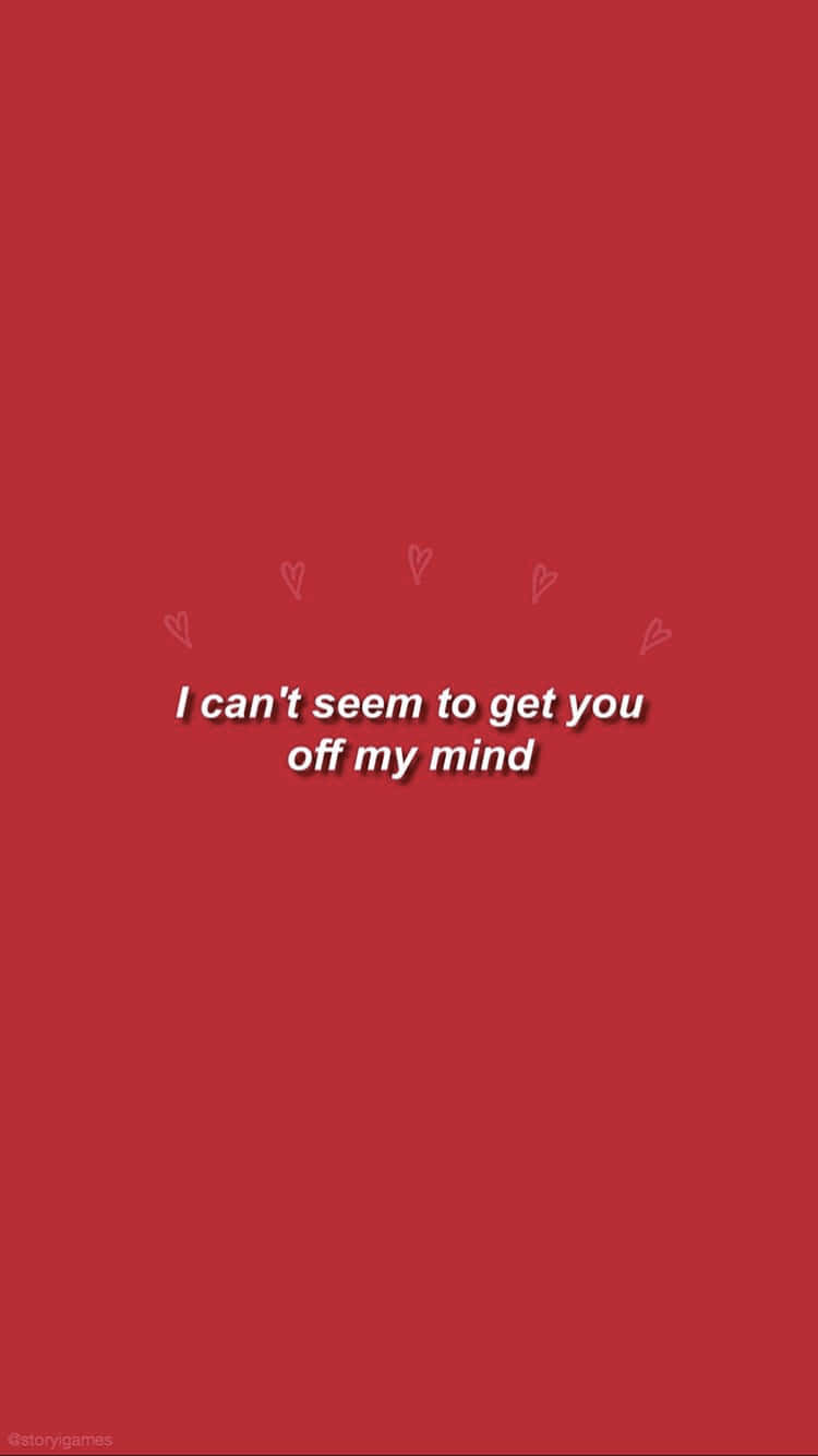 Red Cute Aesthetic 桌布 壁紙 — 大膽的紅色背景上，白色文字寫著「I can't seem to get you off my mind」，上方有模糊的心形輪廓。