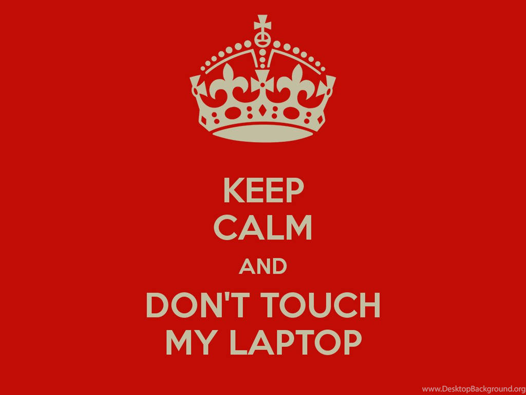 筆電 桌布 壁紙 — 大膽的紅色背景上，白色皇冠位於「KEEP CALM AND DON'T TOUCH MY LAPTOP」文字上方，採用經典英式海報風格。