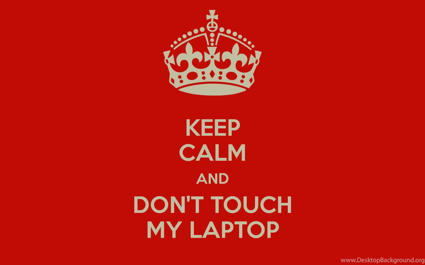 桌布 壁紙 — 大膽的紅色背景上，白色皇冠位於「KEEP CALM AND DON'T TOUCH MY LAPTOP」文字上方，採用經典英式海報風格。