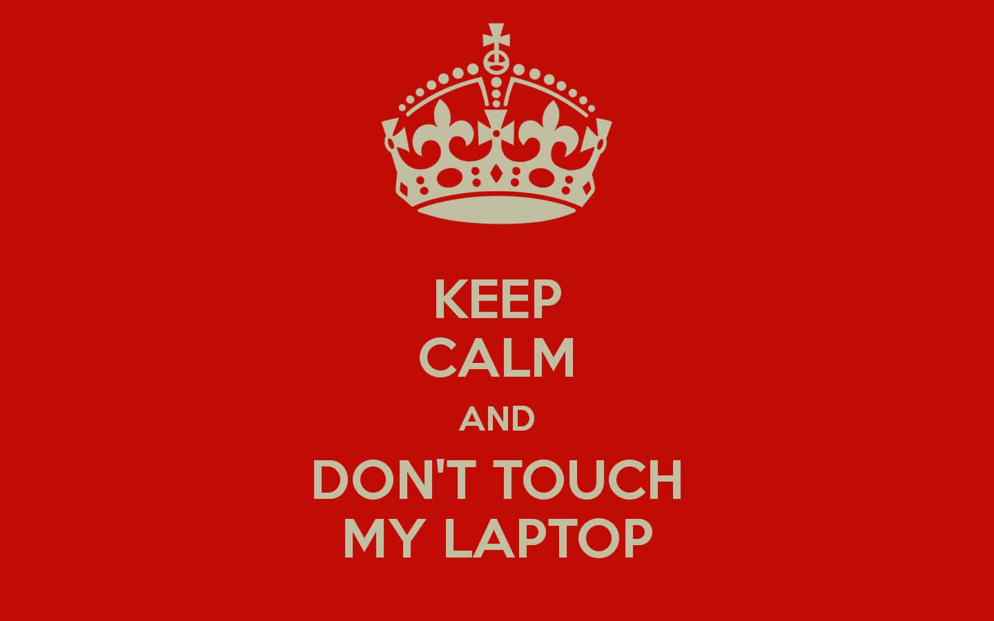 Red Color 桌布 壁紙 — 大膽的紅色背景上，白色皇冠位於「KEEP CALM AND DON'T TOUCH MY LAPTOP」文字上方，採用經典英式海報風格。