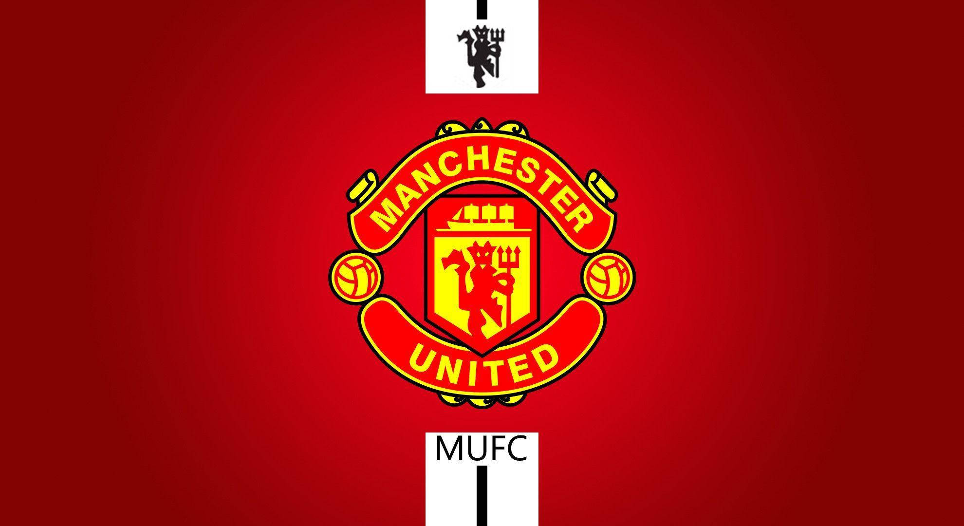 Manchester United Logo 桌布 壁紙 — 大膽的紅色背景上展示了標誌性的曼聯徽章，帶有魔鬼吉祥物和「MUFC」文字。