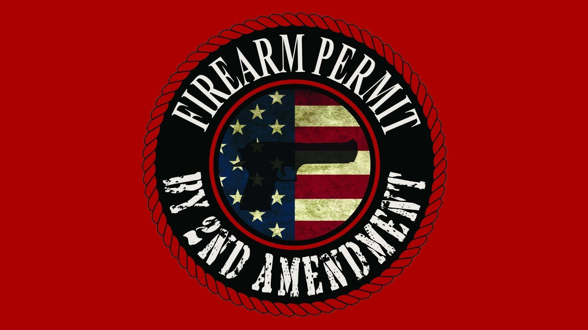 高清 桌布 壁紙 — 大膽的紅色背景上有一個圓形徽章，上面有「FIREARM PERMIT 2ND AMENDMENT」文字環繞著槍枝剪影，背景是風化的美國國旗。