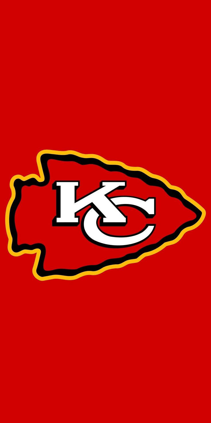 Kansas City Chiefs Logo 桌布 壁紙 — 大膽的紅色背景上有一個白色和黃色的堪薩斯城酋長隊箭頭標誌，帶有交錯的KC字母。