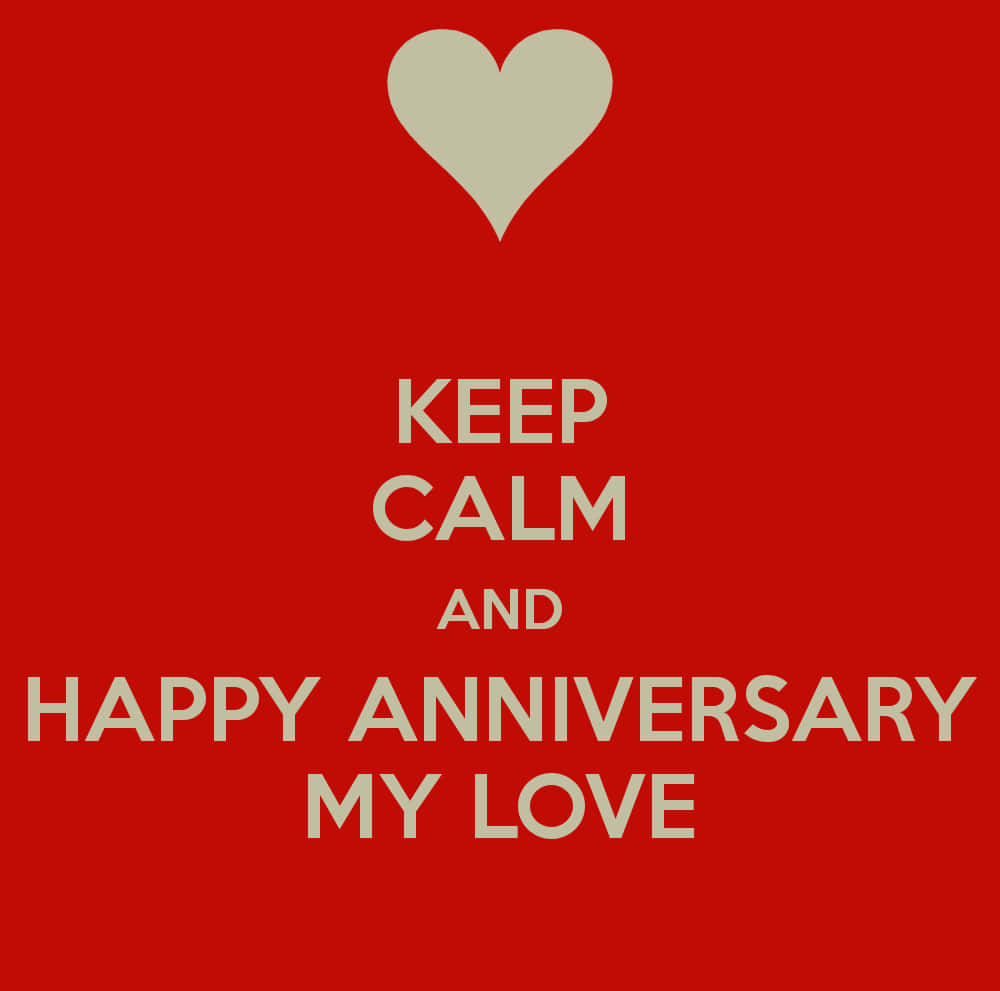 愛心 桌布 壁紙 — 大膽的紅色背景上有一個米色心形和文字「KEEP CALM AND HAPPY ANNIVERSARY MY LOVE」，採用經典海報風格。