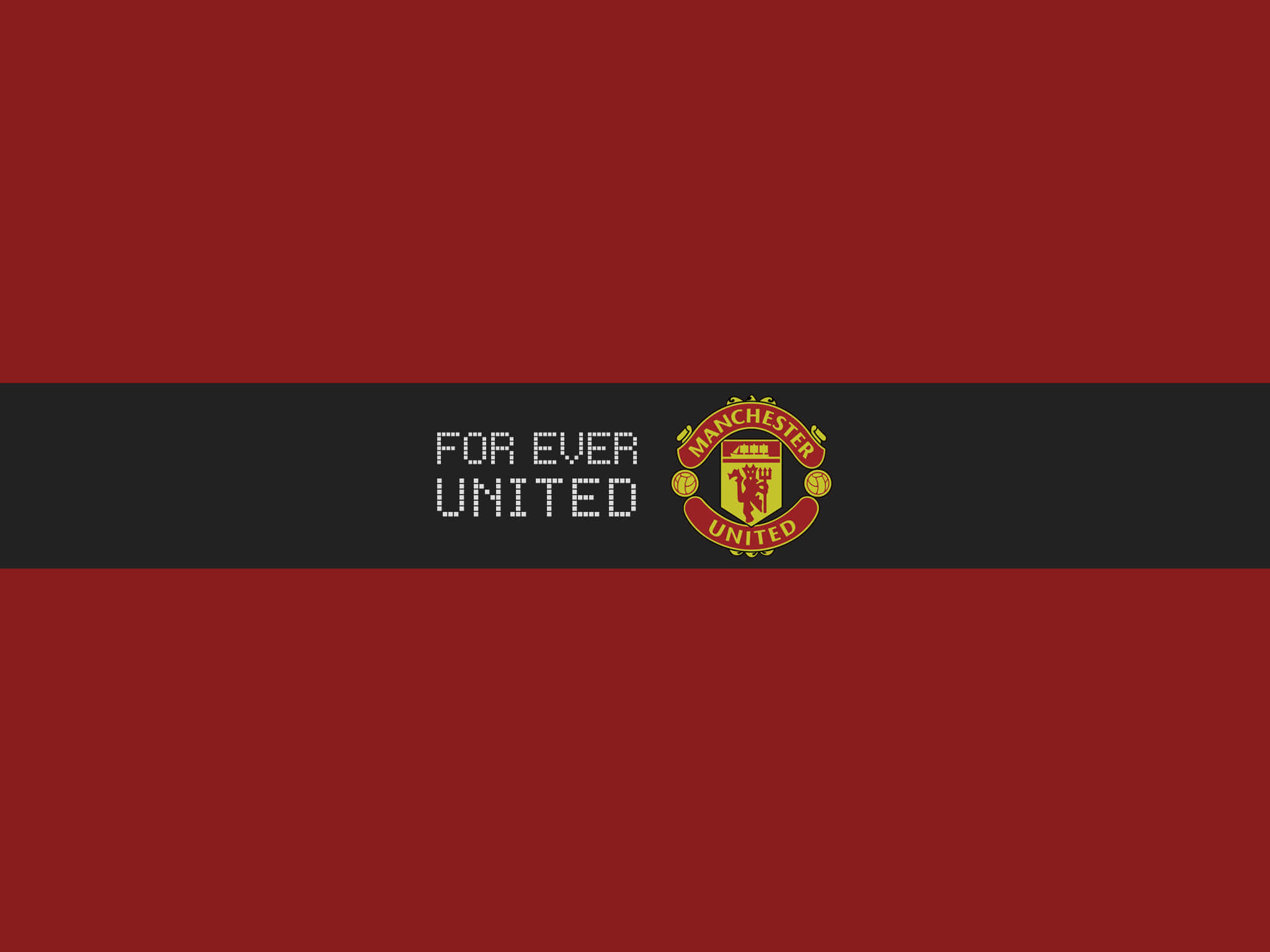 Manchester United Team 桌布 壁紙 — 大膽的紅色背景上有一條黑色條紋，帶有像素化文字，曼聯會徽居中突出顯示。