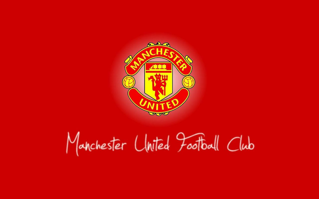 Manchester United Logo 桌布 壁紙 — 大膽的紅色背景展示標誌性的曼聯徽章，帶有發光光環，下方是草書的球會名稱。
